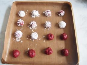 将面团摆放整齐，面团之间留出一定的空隙。烤箱预热至170度，中层上下火，20分钟即可。