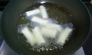 锅中放适量油烧热，放入春卷，小火炸