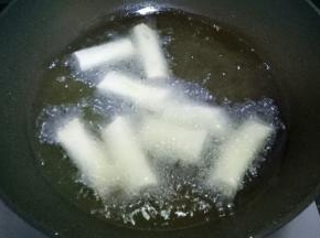 锅中放适量油烧热，放入春卷，小火炸