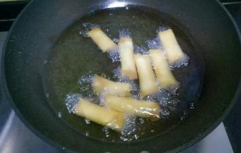 炸至金黄捞出控油