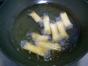 炸至金黄捞出控油