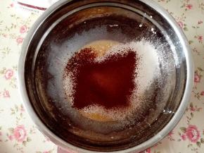 3.	筛入低筋面粉和可可粉，搅拌至无颗粒状，