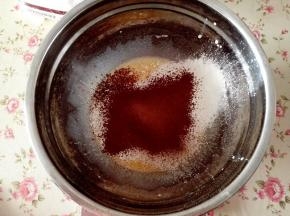 3.	筛入低筋面粉和可可粉，搅拌至无颗粒状，