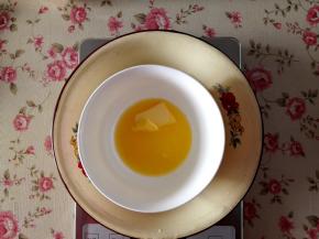 4.	黄油隔水软化至液体，