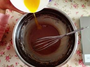 5.	把液体的黄油加入面糊中，拌匀
