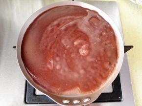 7.	小火，不粘锅热了以后，用勺子把面糊放到锅里，使之平铺在锅里，摊成一个圆饼，