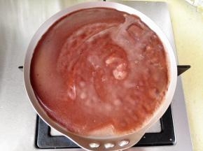 7.	小火，不粘锅热了以后，用勺子把面糊放到锅里，使之平铺在锅里，摊成一个圆饼，