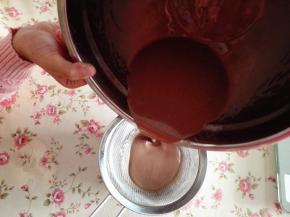 6.	然后过筛使之更细腻，再静置20分钟左右，