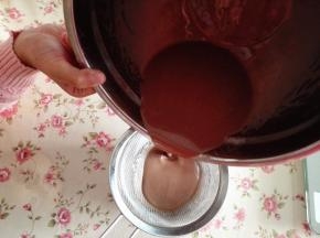 6.	然后过筛使之更细腻，再静置20分钟左右，