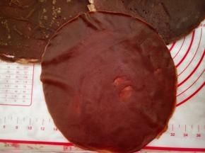 8.	等面糊成形，饼底起小泡泡就可以了，倒扣出来，晾凉，