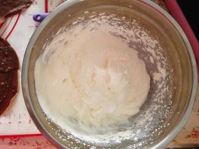 9.	淡奶油加入糖打发，