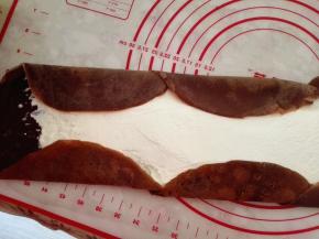 10.	把班戟皮依次平铺叠加在一起，然后把淡奶油涂在上面，