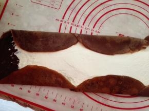 10.	把班戟皮依次平铺叠加在一起，然后把淡奶油涂在上面，