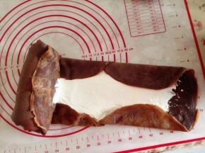 11.	把两边多余的折叠起来，从一头向另一头卷，