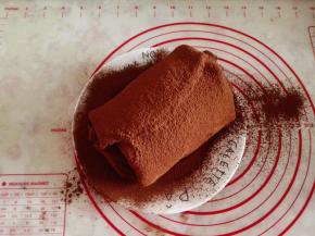 13.	最后在上面撒上适量的可可粉，