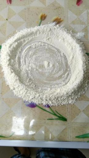 150克面粉中间开个窝，不要太小，不然水可能流的到处都是。