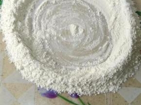 150克面粉中间开个窝，不要太小，不然水可能流的到处都是。