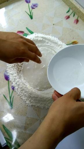 先倒入一半左右的水。