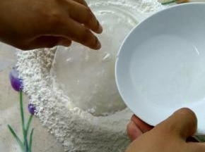 先倒入一半左右的水。