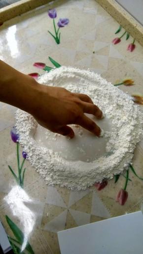 用手指在面粉和水里轻轻的搅拌，记得用手指，不然就沾的到处都是了。