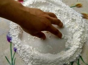 用手指在面粉和水里轻轻的搅拌，记得用手指，不然就沾的到处都是了。