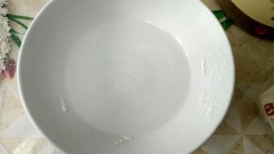 准备50度左右的水，就是手指插进去，有点发烫的感觉。蒸饺因为塑形的要求，要用温水来和面