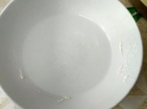 准备50度左右的水，就是手指插进去，有点发烫的感觉。蒸饺因为塑形的要求，要用温水来和面