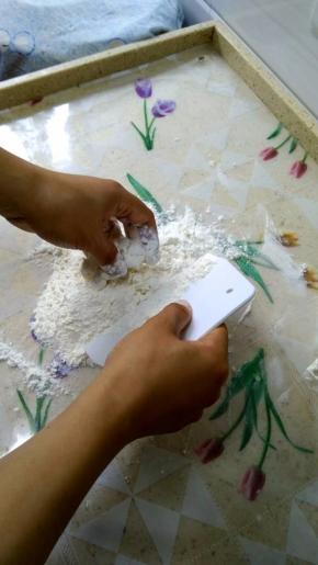 另一只手也不能闲着，要帮忙翻拌面粉