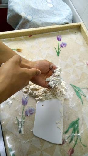 在水全加完后，我们要来揉面了，我手指着并不是手上的面粉，而是指这手掌的底部