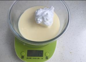 取40克蛋白加入分两次原色蛋黄糊里拌匀。