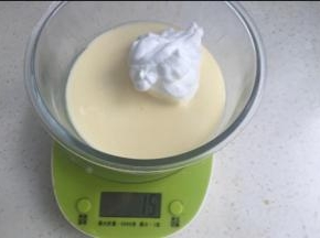 取40克蛋白加入分两次原色蛋黄糊里拌匀。