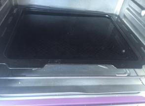 烤盘里注入热水，放中下层。开始预热150度