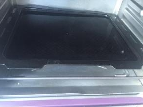 烤盘里注入热水，放中下层。开始预热150度