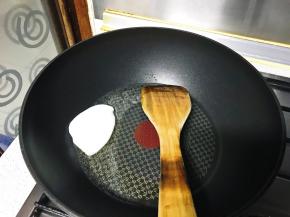 猪油又叫荤油或者大油。我提前做好，冷藏在冰箱里，一块猪油在热锅里融化。