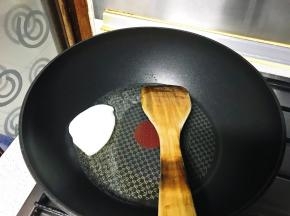 猪油又叫荤油或者大油。我提前做好，冷藏在冰箱里，一块猪油在热锅里融化。