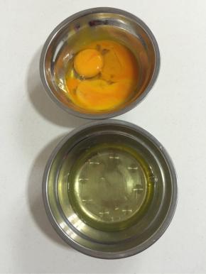 准备两个干净的无油无水的容器，分离蛋清和蛋黄！（这一步要特别注意，蛋清里面不能有一丁点儿的蛋黄，要不然影响蛋白的打发！）

