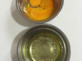 准备两个干净的无油无水的容器，分离蛋清和蛋黄！（这一步要特别注意，蛋清里面不能有一丁点儿的蛋黄，要不然影响蛋白的打发！）


