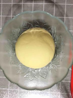 将面粉、酵母、白糖、南瓜泥混合揉成光滑的面团。