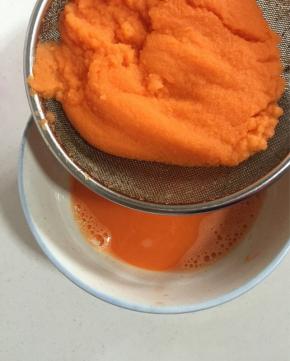 把胡萝卜泥过滤一下，只留胡萝卜汁儿备用！
