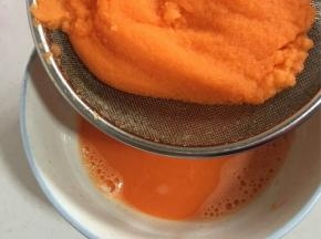 把胡萝卜泥过滤一下，只留胡萝卜汁儿备用！
