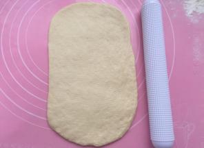 擀成宽14厘米，长24厘米的长方形