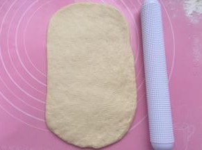 擀成宽14厘米，长24厘米的长方形