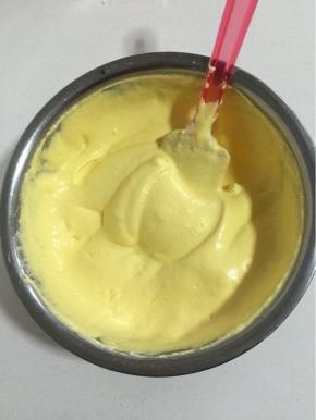 把搅拌好的蛋糊倒进剩下的蛋白中，用硅胶刮刀从底部往上翻拌均匀！避免部分蛋白霜沉底没有被拌匀。

