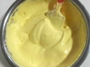 把搅拌好的蛋糊倒进剩下的蛋白中，用硅胶刮刀从底部往上翻拌均匀！避免部分蛋白霜沉底没有被拌匀。

