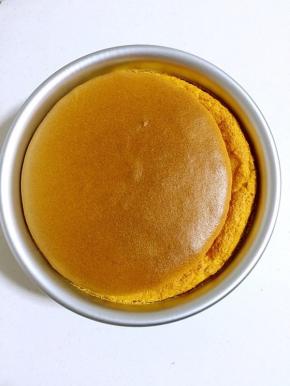 出炉后，轻轻震几下，震出蛋糕里面的热气！



