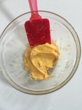 60克低粉不用过筛直接倒进盆里不规则搅拌均匀 ！

