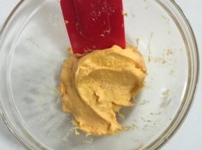 60克低粉不用过筛直接倒进盆里不规则搅拌均匀 ！

