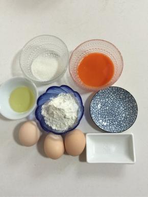用电子秤称出所需的材料： 白醋2滴 白砂糖30克 色拉油18克 盐0.3克 胡萝卜汁儿42克 低粉60克 鸡蛋3个： 蛋白105克～110克 蛋黄55克～60克
