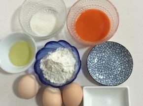 用电子秤称出所需的材料： 白醋2滴 白砂糖30克 色拉油18克 盐0.3克 胡萝卜汁儿42克 低粉60克 鸡蛋3个： 蛋白105克～110克 蛋黄55克～60克
