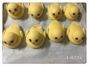 翅膀切成椭圆形，按在身体的两侧，做好造型的大黄鸭如图所示。